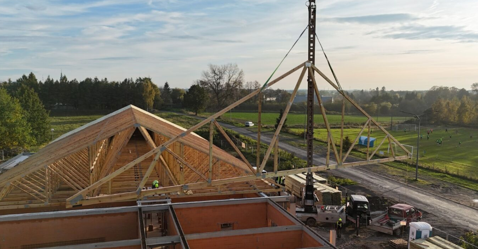 Prefabrykowany wiązar dachowy łączony na płytki kolczaste